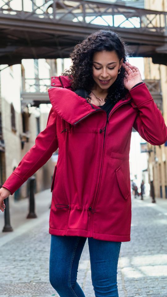 Mujer embarazada usando abrigo Wallaby en invierno